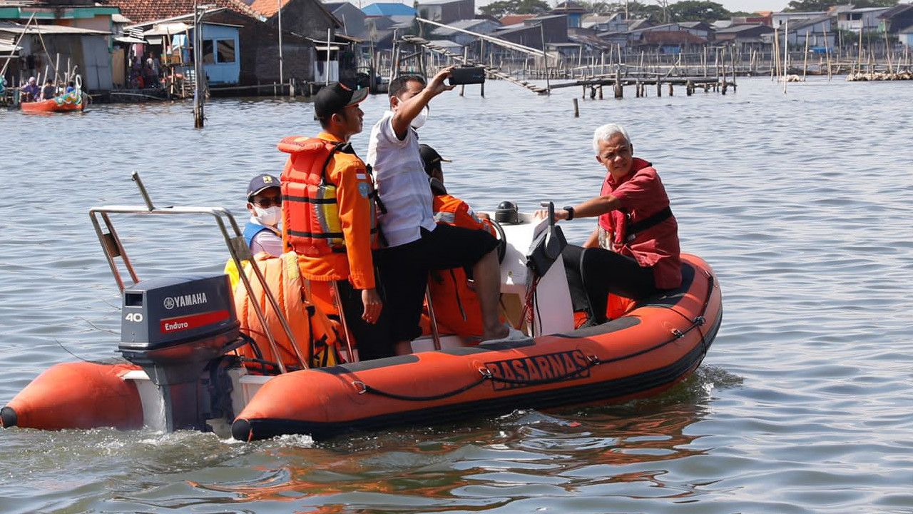 Aksi Ganjar Cek Tanggul Jebol Penyebab Banjir Rob: Penanganan Telah Berlangsung