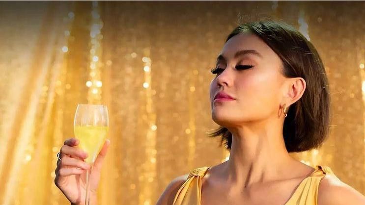 Agnez Mo Rilis Minuman Wine Bertabur 'Emas' Bikin Harganya Mencengangkan, Netizen: Anak Tuhan Tapi Jualan Miras