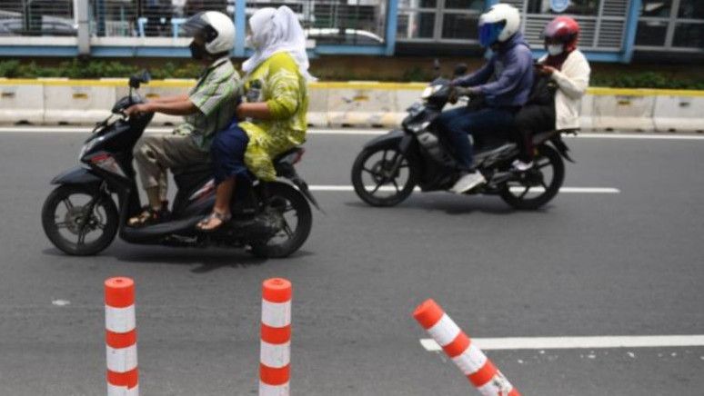 Demi Keselamatan Pengguna Jalan, Dishub DKI Cabut Tiang Kerucut Pembatas Jalur Sepeda