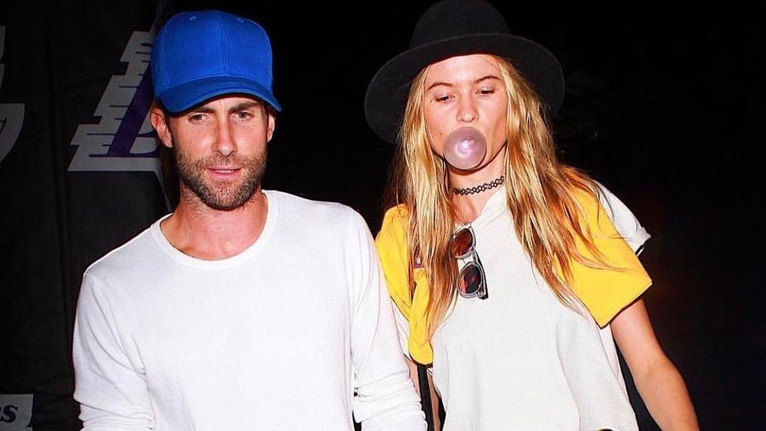 Pamer Kemesraan, Adam Levine dan Behati Prinsloo Terciduk Lagi Liburan di Pantai