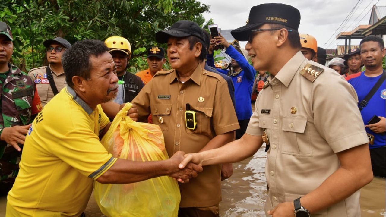 Pj Gubernur Sulsel Zudan Susuri Banjir di Soppeng Sambil Serahkan Bantuan ke Warga