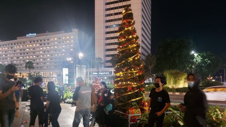 Situasi Terkini Malam Tahun Baru 2022 di Jakarta: Warga Selfie di Pohon Natal Dekat Bundaran Hi Sebelum Ditutup Jam 10 Malam