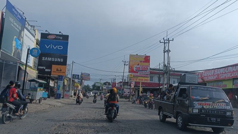 Jalanan Rusak di Cirebon Hanya Bisa Ditambal Sulam