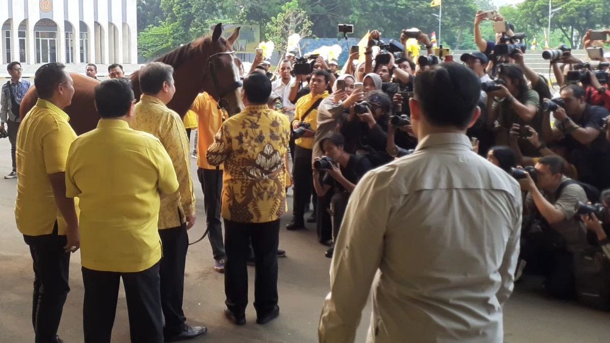 Prabowo Dapat Kado Kuda dari Airlangga