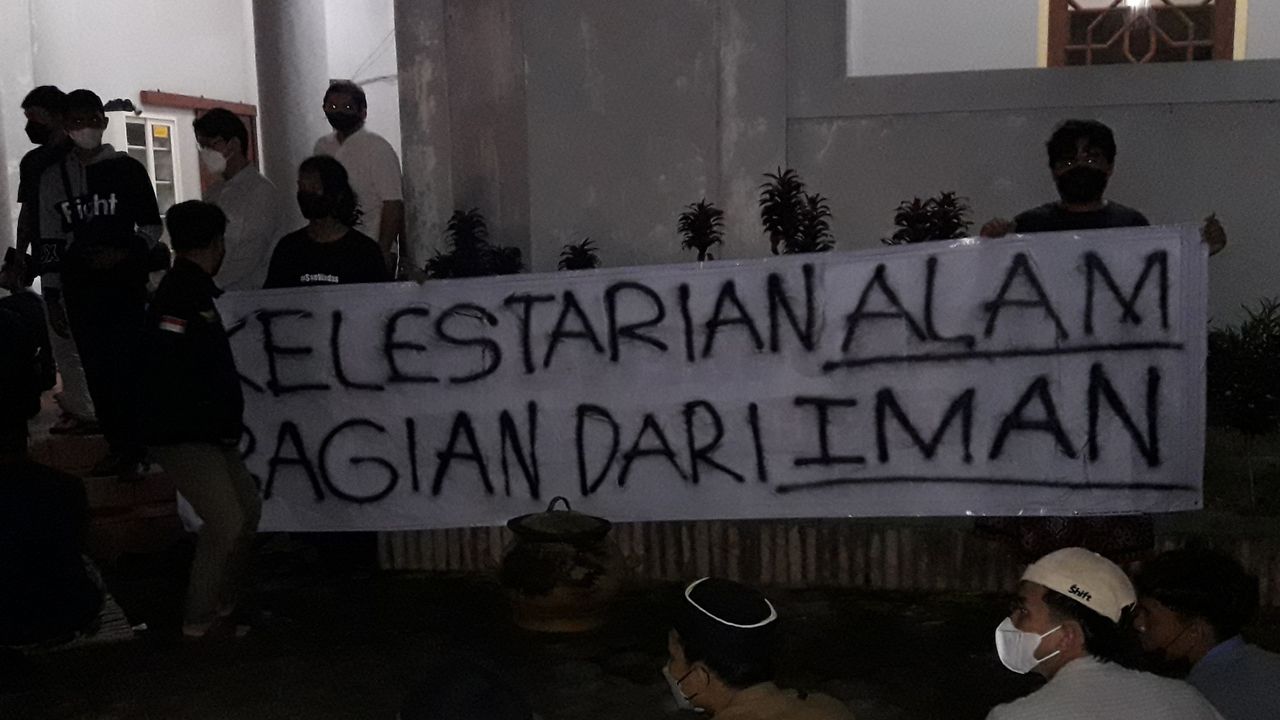 Bentangkan Spanduk #SaveWadas saat Ganjar Khutbah di UGM, Peserta Aksi: Ini Spontan Saja, Tak Teorganisir