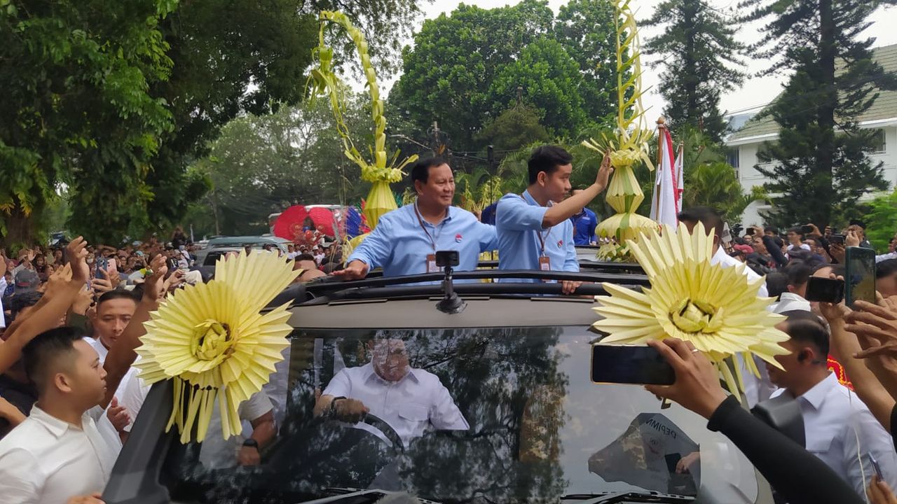 Prabowo Ungkap Alasannya Naik Maung Bareng Gibran Saat Daftar ke KPU