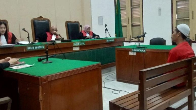 Miris dengan Keputusan Hakim, Pembantu di Medan Divonis 18 Bulan Penjara Gegara Cuma Curi Sandal Mantan Majikannya