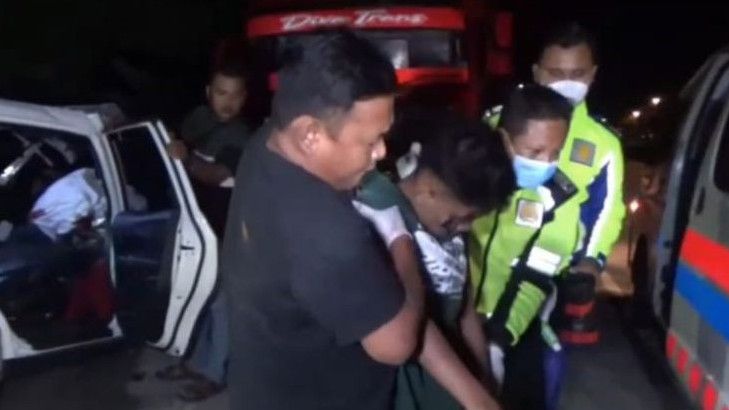 Mobil Kecil Tabrak Truk Tronton yang Ditinggal Sopir Makan di Pinggir Jalan Ngawi, Lima Orang Tewas