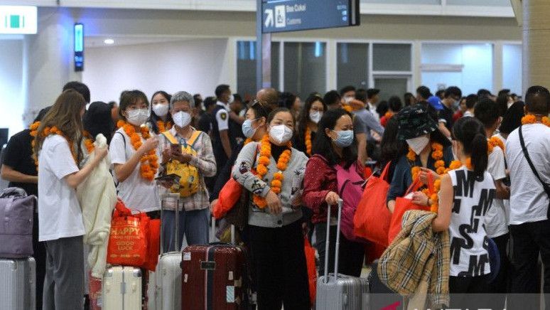 210 Orang Penumpang Pesawat Asal China Tiba di Bali, Disambut dengan Kalung Bunga hingga Kesenian Barongsai