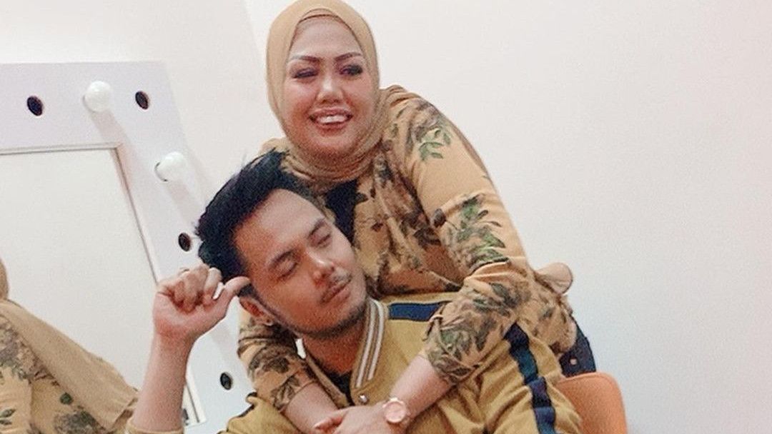 Kerap Gonta-ganti Pria Brondong, Elly Sugigi Nangis Tak Diakui Ibu oleh Ketiga Anaknya