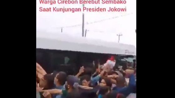 Viral Warga Berkerumun Berebut Sembako, Kabarnya Saat Jokowi Berkunjung ke Cirebon