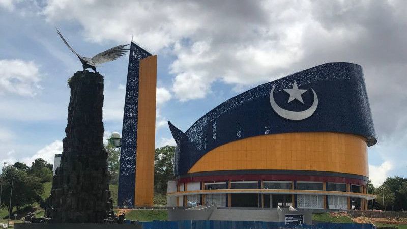 Baru Beberapa Bulan Diresmikan, Plafon Masjid Tanjak Batam Sudah Rubuh