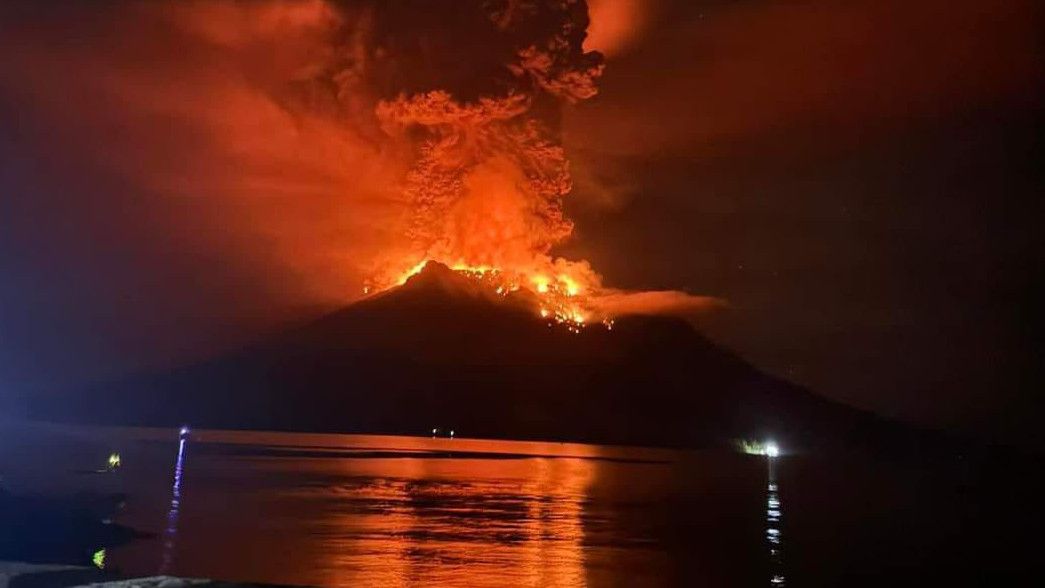 Abu Vulkanik Gunung Ruang Berbahaya, Warga Diimbau Kurangi Aktivitas di Luar Rumah