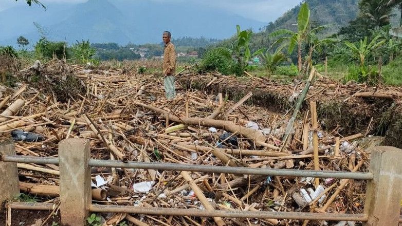 Terungkap! Penyebab Banjir di Kabupaten Garut: Sungai Tersumbat Sampah