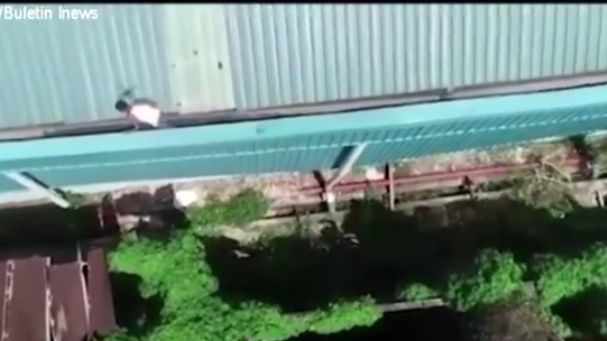 Mati Kutu! Maling Kabel Tak Tahu Cara Turun dari Atap, Langsung Ditangkap Polisi