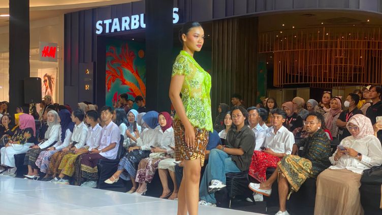 Karyanya Sering Mejeng di Luar Negeri, Kukuh Hariyawan Tampilkan Koleksi Kebaya Ragam Wastra di JFT 2024