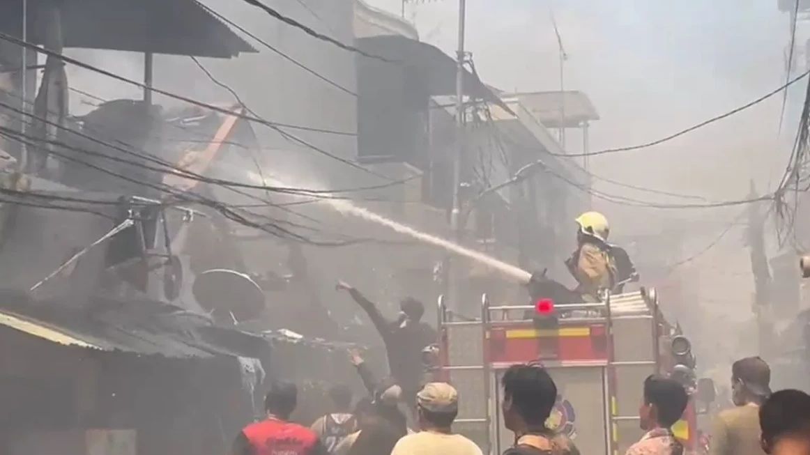 Kebakaran Hebat di Tamansari Jakbar, Polisi: 180 Rumah Terbakar-270 Rumah Terdampak
