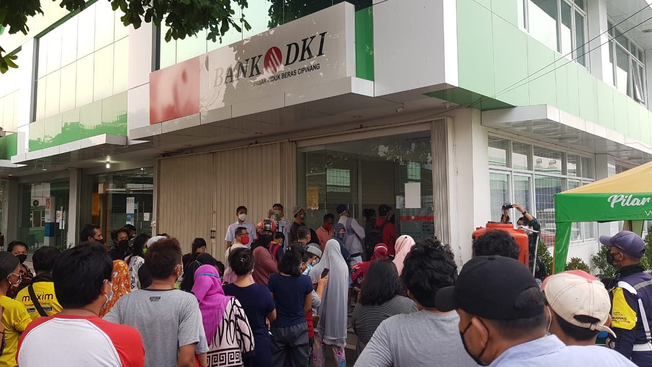 Momen Bansos Tunai Cair, Warga Jakarta Antre di Depan ATM hingga Timbulkan Kerumunan