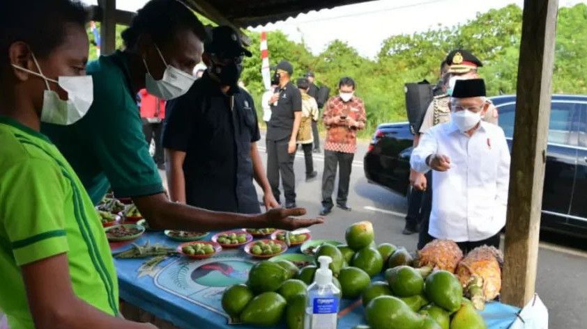 Momen Wapres Ma'ruf Amin Berhentikan Mobil di Tengah Jalan Lalu Temui Mama Popi Pedagang Pinang di Manokwari