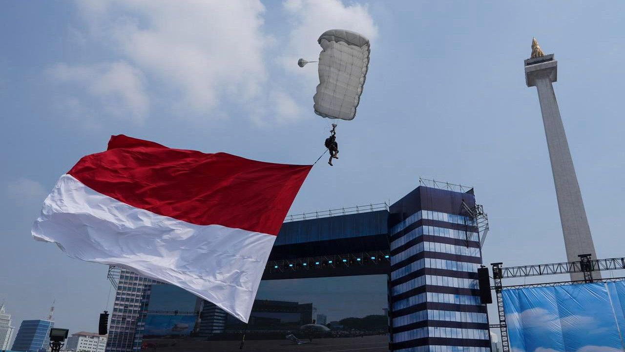 Praka Zaenal Tabrakan di Udara Sebelum Meninggal dalam Insiden Simulasi Terjun Payung HUT TNI