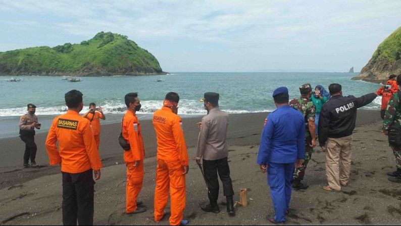 Breaking News! 20 Orang Tenggelam saat Ritual di Pantai Payangan Jember