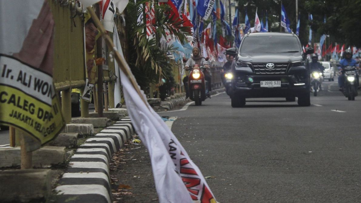 Bawaslu Soroti Satpol PP soal Bendera Partai yang Berkibar Semrawut di Jakarta