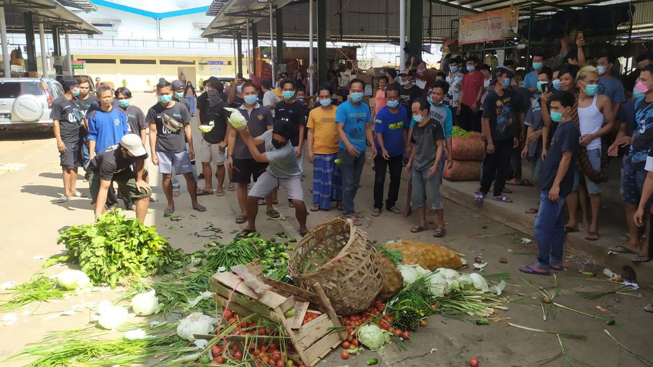 Aksi Pedagang Pasar Induk Jatiuwung Tangerang Kesal dan Lempar Dagangan ke Jalan Gegara Ini