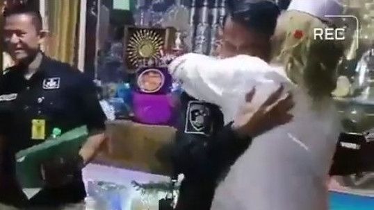 Viral Video Polisi Peluk Bahar Bin Smith, Alasan Polda Jabar: Bukan Silaturahmi tapi Serahkan SPDP