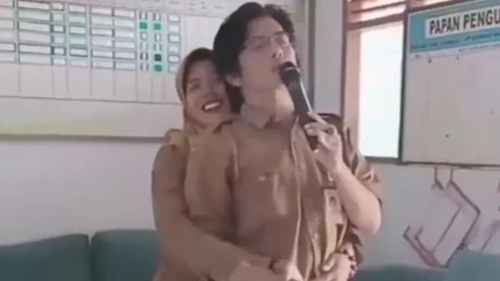 Viral Pak Kepsek dan Bu Guru Pelukan Mesra Sambil Karaoke Pakai Smart TV di SD Pandeglang