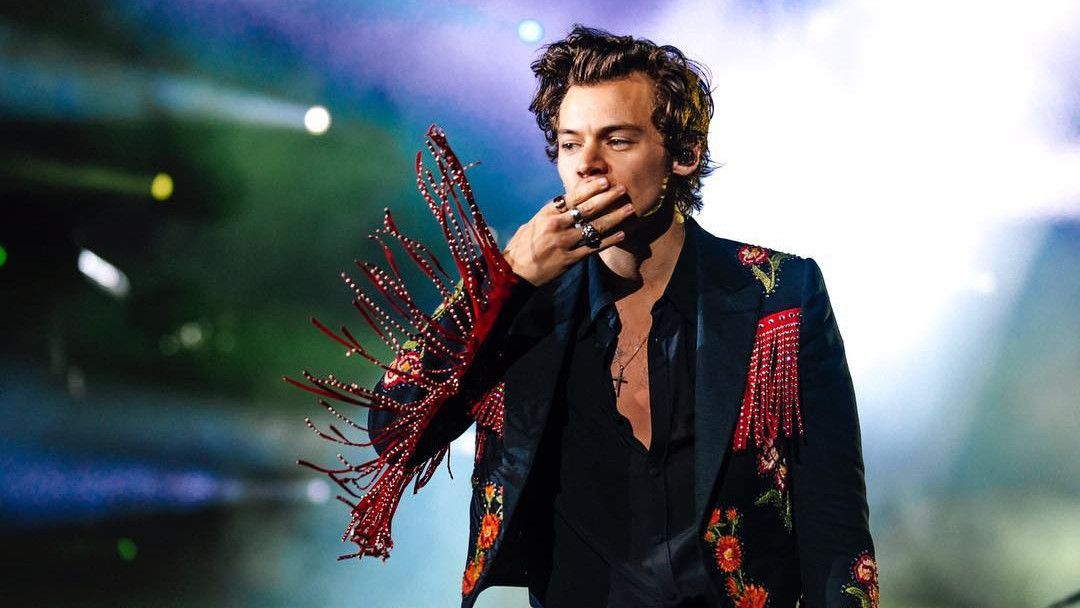 Semburkan Air dari Mulut Saat Konser, Harry Styles Tuai Diprotes