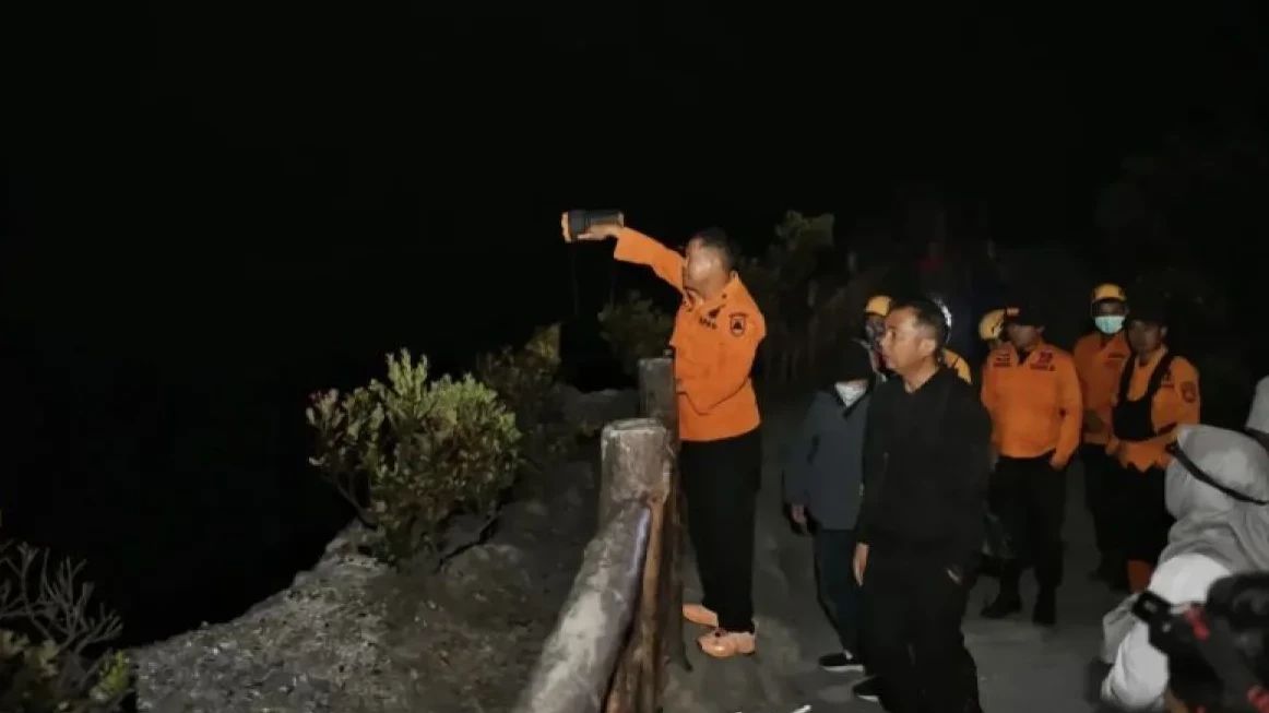 Hutan Gunung Tangkuban Parahu Terbakar, 300 Personel Gabungan Diterjunkan ke Lokasi