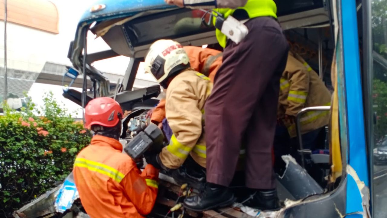 Detik-Detik Evakuasi Korban Tabrakan 2 Bus Transjakarta di Cawang, 3 Korban Tewas dan 30 Orang Luka-luka