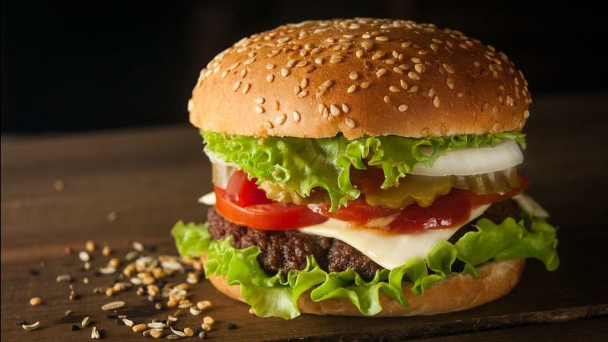 Cara Makan Burger yang Benar, Ternyata Ada Aturannya Biar Makin Nikmat