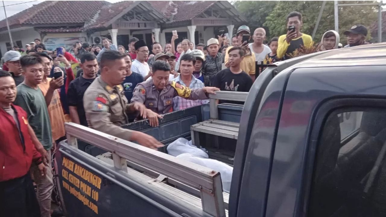 Momen Warga di Bogor Tangkap, Keroyok, Membungkus Penipu Pakai Kain Kafan seperti Jenazah