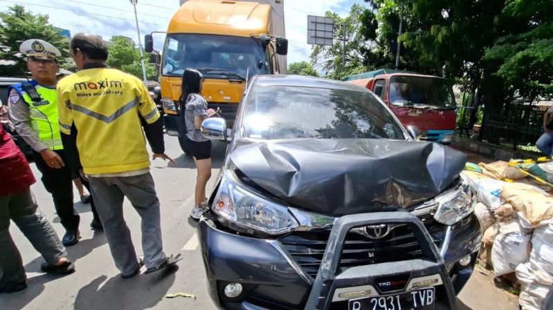Ngeri! Tabrakan Beruntun di Jalan Raya Bogor, Avanza Ringsek Kejar Truk Fuso