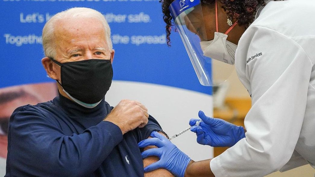 TV Tayangkan Proses Joe Biden Disuntik Vaksin COVID-19