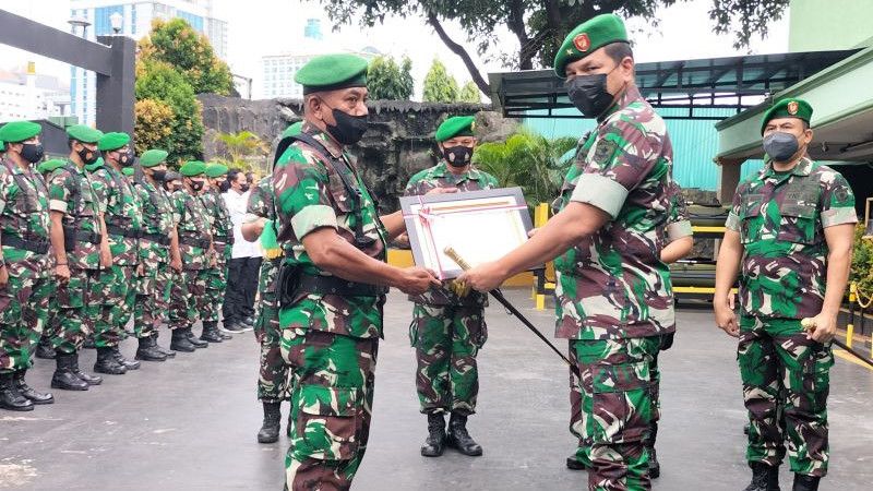 Kemarin Lindungi Pelaku Kriminal, Kini Tentara Ini Diberi Sepeda oleh Komandannya