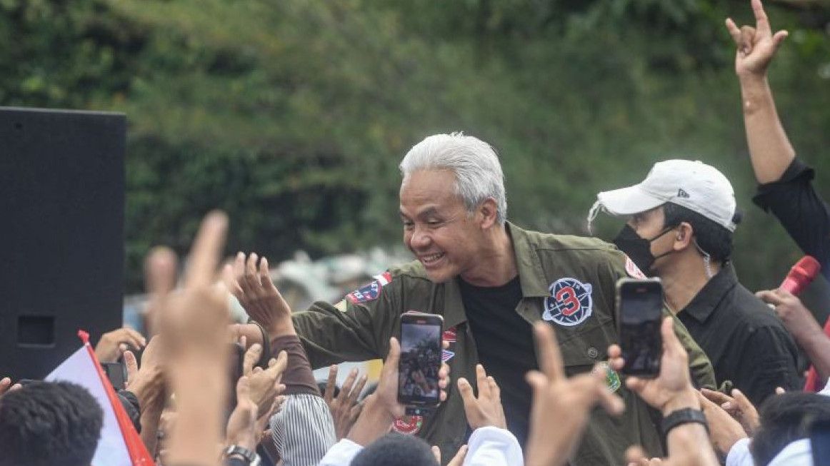 Kampanye Akbar di GBK Bareng Slank, Ganjar Nyanyi 'Ku Tak Bisa Jauh dari Rakyat'