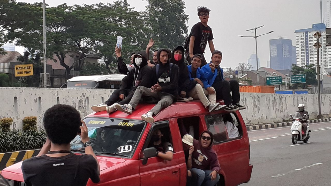 Situasi Terkini Aksi 11 April di Gedung DPR: Mahasiswa Mulai Berdatangan, Polisi Lakukan Sweeping Terhadap Barang Bawaaan Peserta
