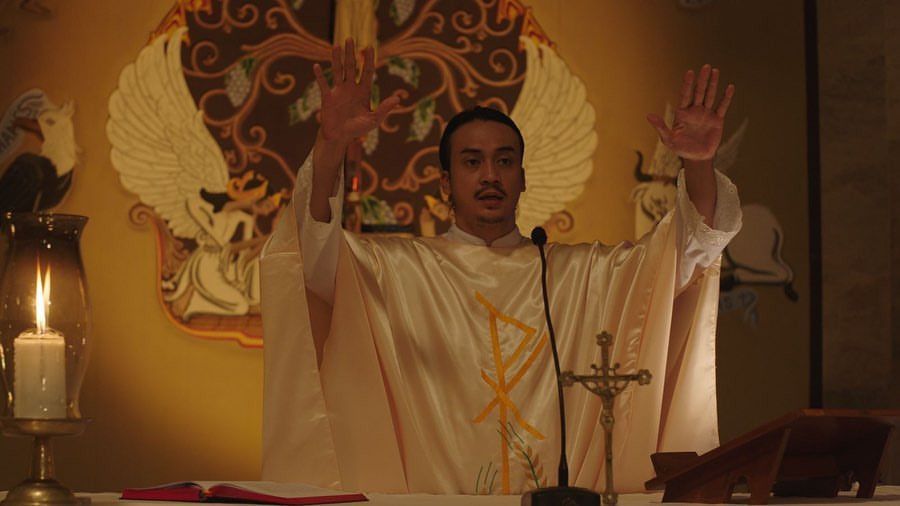 Beragama Islam, Dimaz Andrean Pamer Pakai Kalung Salib dan Jadi Romo: Bagian dari Keluarga Tuhan