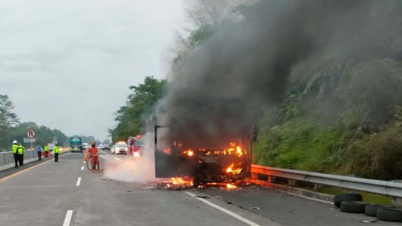 Detik-detik Bus Pariwisata Terbakar dan Meledak di Tol Pandaan Pasuruan