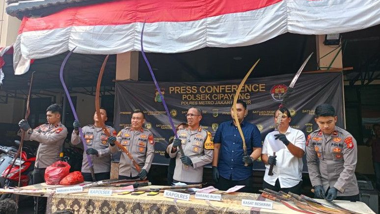 Mengerikan, Mobil Pribadi Angkut 27 Senjata Tajam untuk Tawuran di Kawasan Lubang Buaya Jaktim