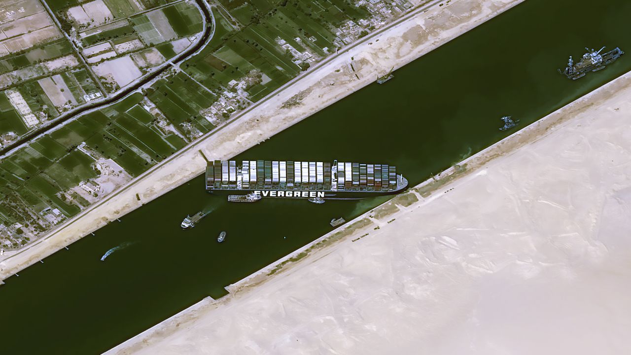 Terusan Suez Masih Tertutup Kapal Kontainer, Evakuasi Bisa Jadi 2 Pekan