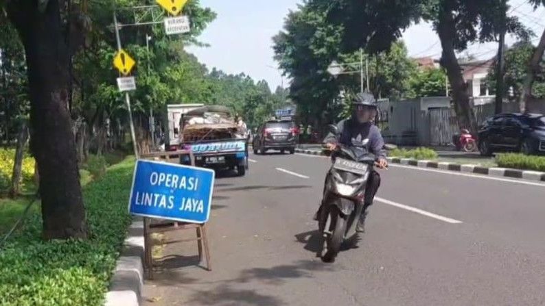 Momen Puluhan Pemotor yang Takut Ditilang Melawan Arah Demi Hindari Razia di Jakarta