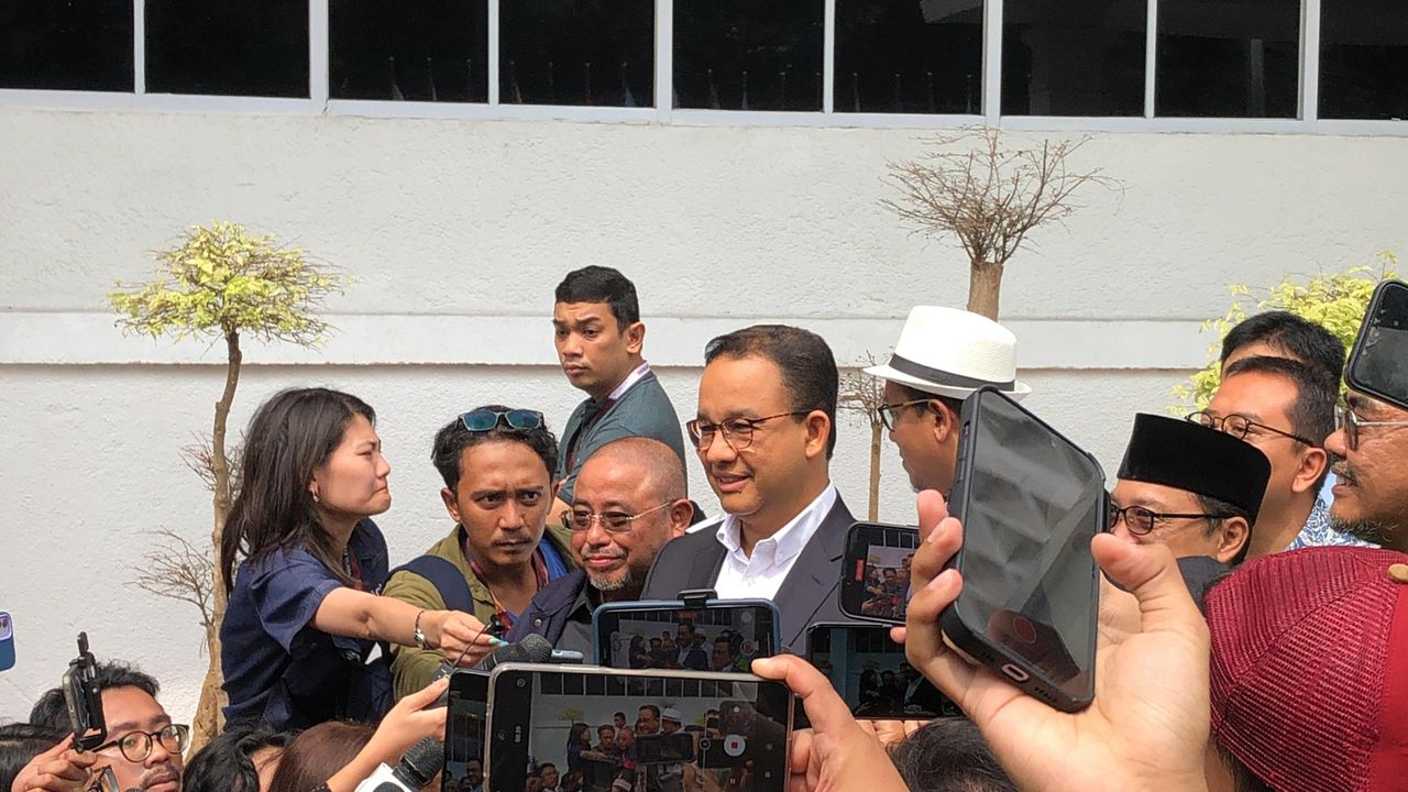 Disindir Prabowo Pasang Senyum Berat, Anies: Biasa Aja