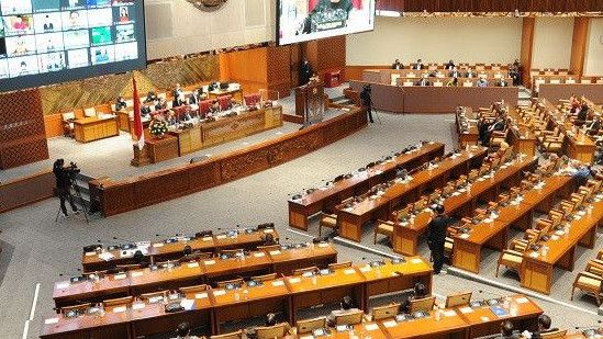 Waka Banggar Tiba-Tiba Tumbang Saat Serahkan Berkas Laporan RAPBN 2023 ke Puan di Rapat Paripurna DPR