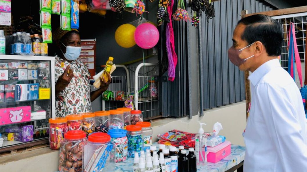 Aksi Jokowi Beli Pisang Rp20 Ribu Dibayar Rp1 Juta di Pasar Sota Papua: Kembaliannya Berapa?