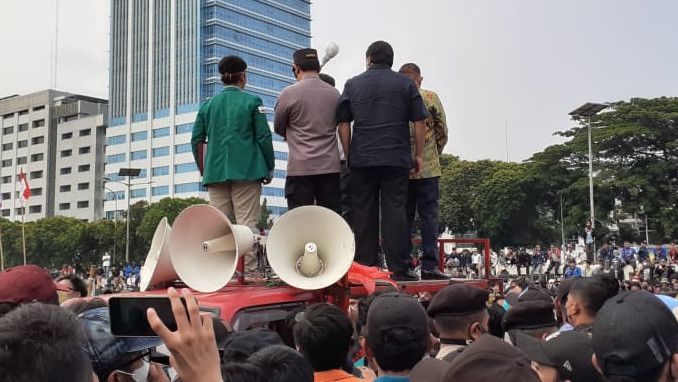 Temui Massa Demo 11 April, Pimpinan DPR Dapat Hadiah Cotton Bud Raksasa