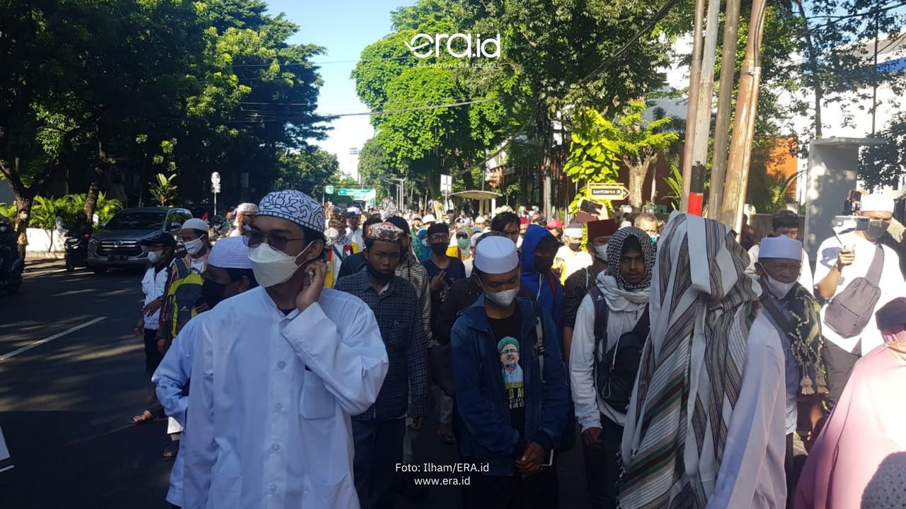 Aksi Reuni 212 di Jakarta: Massa Duduk di Jalan, Berselawat, dan Bagi Sarapan
