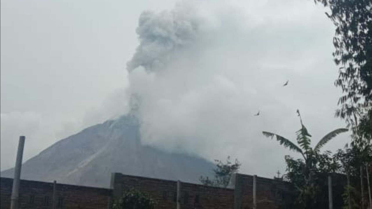 Gunung Sinabung Erupsi Hari Ini, Semburkan Abu Setinggi 3,5 Km